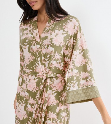 Aura Spotlight Robe 01   