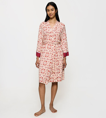 Aura Spotlight Robe 01  