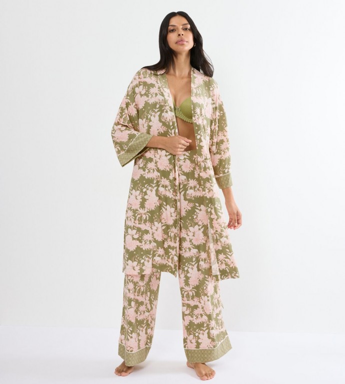 Aura Spotlight Robe 01  0031 4042